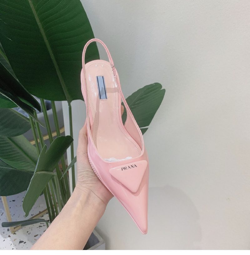 2024 Vår Og Sommer Ny Trekant Logo Bokstav Spiss Stiletto Sandaler Kvinnelige Rosa Kattunge Hæl Høye Hæler