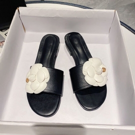 2024 New Camellia Slippers Flat One Word Sandaler For Kvinner Mote Strand Med Flate Hæler Tøfler Sko